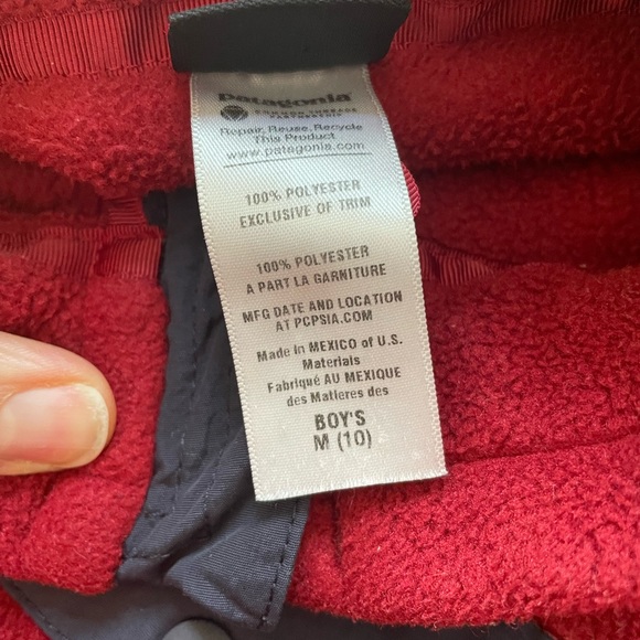 Patagonia Sweater Fleece Jacket - burgundy - great condition. Size 10 (youth) - Picture 5 of 5